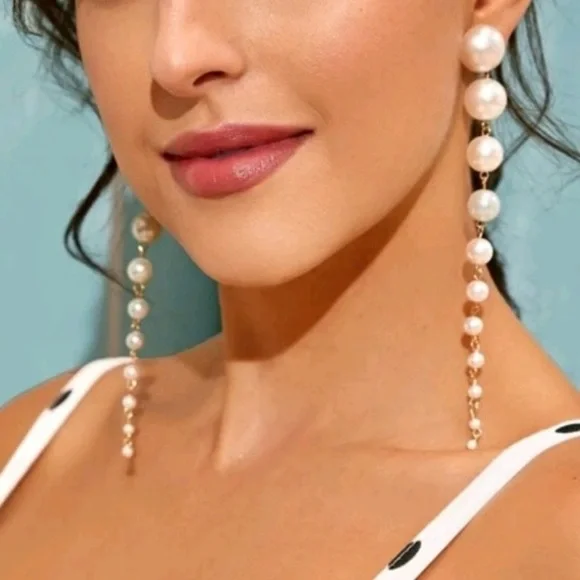 Faux pearls statement drop earrings - Picture 2 of 9